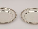 une paire de plats plaqués argent sur fond blanc