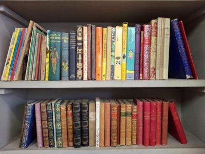 de nombreux livres qui se trouvent sur une étagère dans une boîte à livres