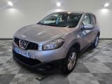 nissan qxv dans une salle d'exposition au sol en damier