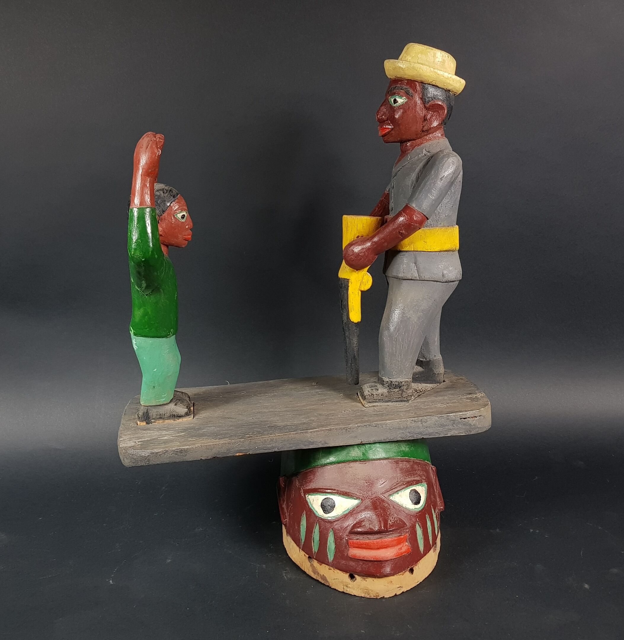 Eloi LOKOSSOU (artiste béninois né en 1965) - Masque polychrome articulé surmonté d'un personnage tenant un enfant en...