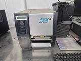 une machine posée sur une table à côté d'un clavier