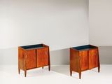 une paire de tables de chevet de style « person »