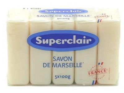 un savon en pain sur lequel est apposée une étiquette bleue