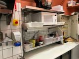 une cuisine équipée d'une cuisinière, d'un micro-ondes, d'un lave-vaisselle et de placards