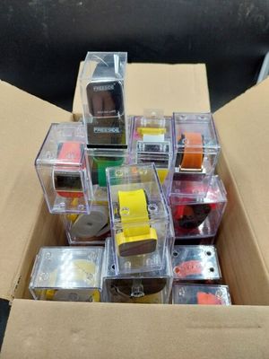 une boîte remplie d'appareils électroniques divers posée sur une table