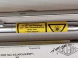 un stylo posé sur une boîte sur laquelle est collé un autocollant