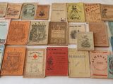 beaucoup de vieux timbres étalés sur un lit