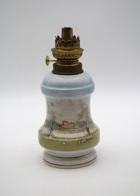 une petite lampe posée sur une table