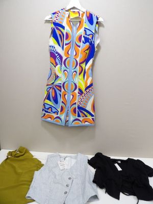 une robe et une chemise posées sur une table