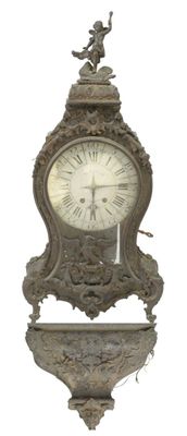 une horloge accrochée au mur