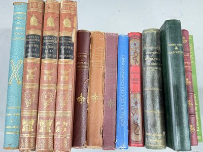 de nombreux livres alignés sur une étagère