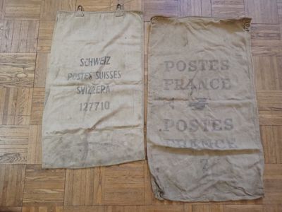 deux sacs posés par terre l'un à côté de l'autre