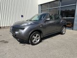 La Nissan Juke est garée devant un immeuble