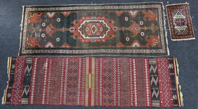 Plusieurs tapis sont disposés sur le sol