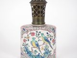 un petit vase orné d'un motif d'oiseau