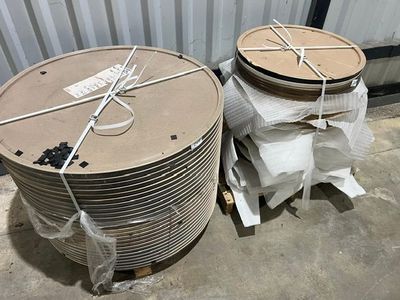 deux grandes bobines posées par terre l'une à côté de l'autre