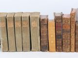 plusieurs vieux livres sont empilés sur une surface blanche