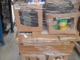 une pile de cartons empilés les uns sur les autres dans un entrepôt