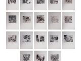 photographie en noir et blanc représentant une série de photographies accrochées à un mur blanc