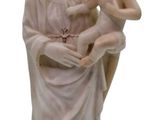 statue d'une femme tenant un bébé dans ses bras