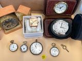 de nombreux types d'horloges et de montres sur la table