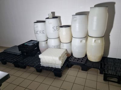 une pile de récipients en plastique et de conteneurs posés sur une palette