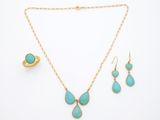 un ensemble composé d'un collier, de boucles d'oreilles et d'une bague en or, sertis de pierres turquoise