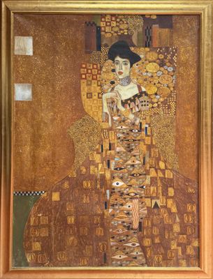 une image représentant un tableau d'une femme en robe dorée