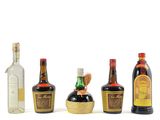 plusieurs bouteilles d'alcool sont alignées sur une surface blanche