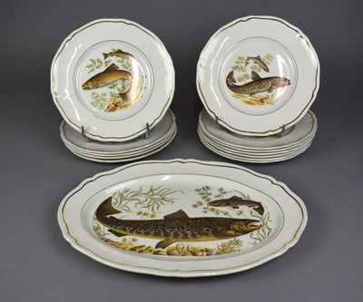 12 assiettes et un plat ovale en faïence fine émaillée à déc…