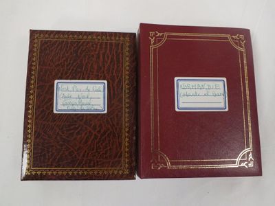 deux livres posés l'un à côté de l'autre sur une table