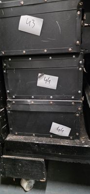 une pile de valises noires empilées les unes sur les autres
