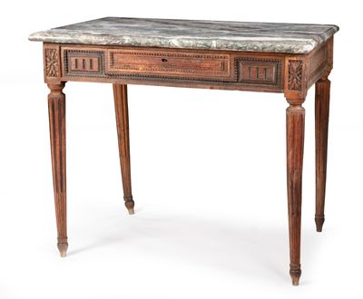 TABLE DE MILIEU en chêne, reposant sur quatre pieds cannelés et rudent - Photo 1