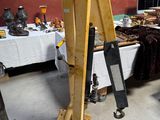 une photo d'une pièce où l'on voit de nombreux outils posés sur la table
