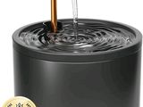 un gros plan d'une fontaine à eau noire dotée d'un robinet doré