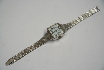 une image d'une montre-bracelet sur une surface blanche avec un fond blanc
