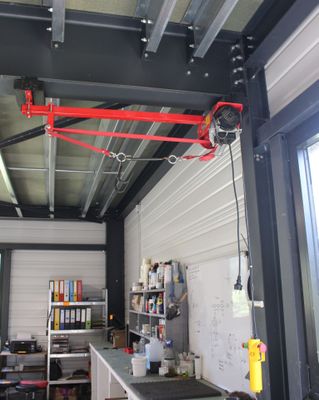 une grue rouge suspendue au plafond d'un garage