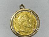 gros plan d'une pièce d'or portant un visage de femme