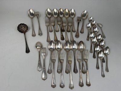beaucoup de cuillères en argent et de cuillères à soupe sur la table