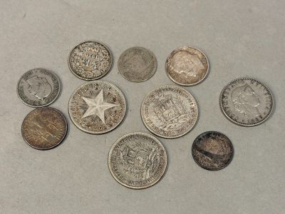 Plusieurs types de pièces de monnaie sont disposés en cercle sur une table