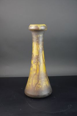 DAUM, Nancy. Vase à haut col en verre multicouche à décor dé…