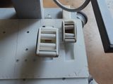 une machine posée sur une table
