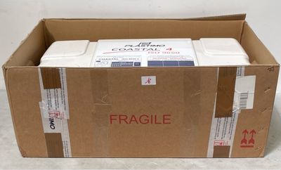 une boîte en carton contenant un colis d'objets fragiles