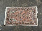 un tapis persan ancien posé à même le sol