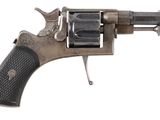 un vieux fusil avec une poignée en bois sur fond blanc