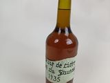 une bouteille de vin sur laquelle est apposée une étiquette