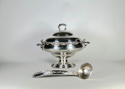 une assiette en argent sur laquelle repose une cuillère