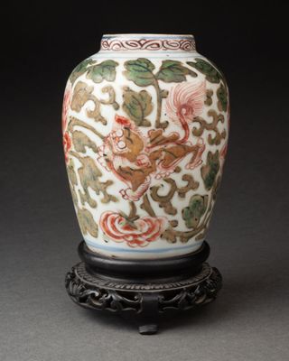 CHINE - Époque Kangxi (1621 - 1722). POTICHE miniature à déc…