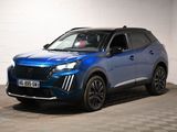 Le SUV bleu est garé dans une pièce blanche au sol à carreaux.