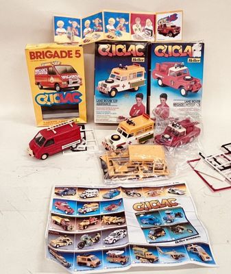 un grand nombre de jouets posés sur une table